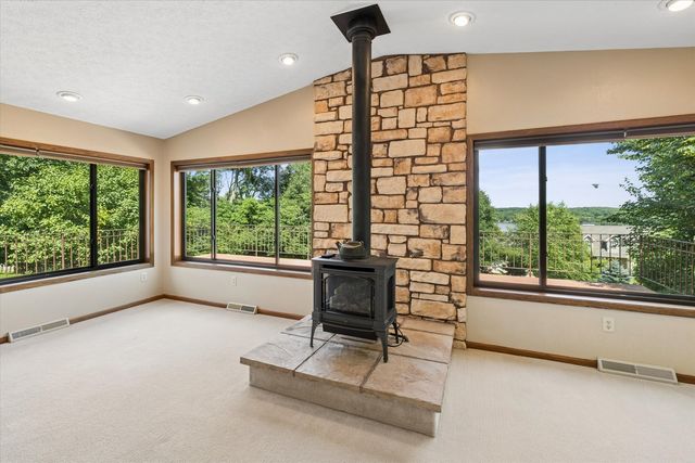 21777 282ND Avenue, Le Claire, IA 52753