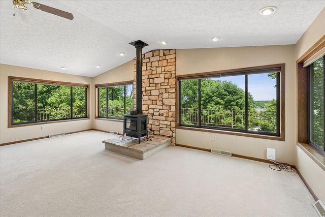 21777 282ND Avenue, Le Claire, IA 52753