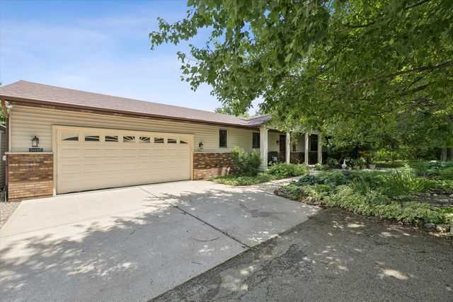 21777 282ND Avenue, Le Claire, IA 52753