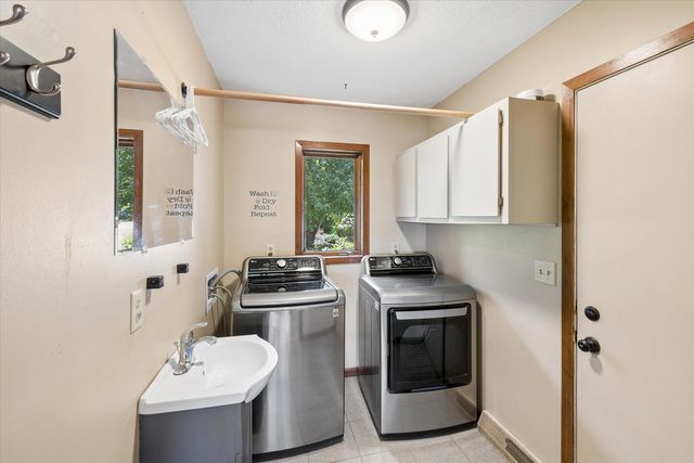 21777 282ND Avenue, Le Claire, IA 52753