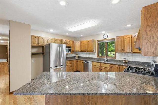 21777 282ND Avenue, Le Claire, IA 52753