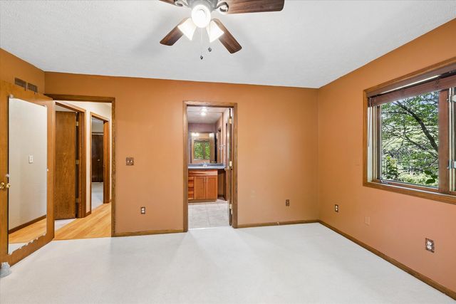 21777 282ND Avenue, Le Claire, IA 52753