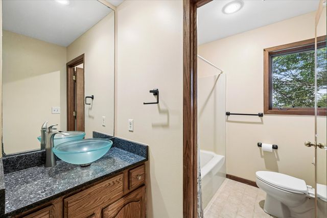 21777 282ND Avenue, Le Claire, IA 52753