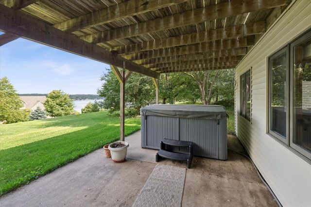 21777 282ND Avenue, Le Claire, IA 52753