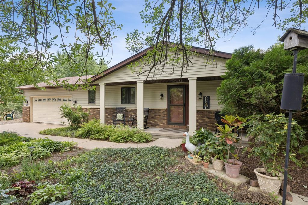 21777 282ND Avenue, Le Claire, IA 52753