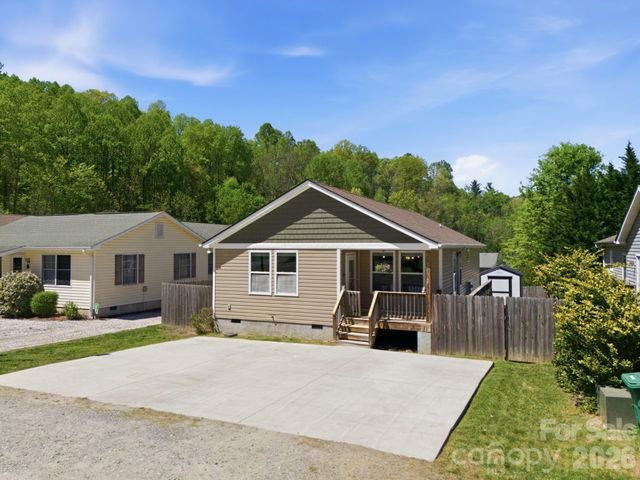 9 Half Moon Drive, Swannanoa, NC 28778