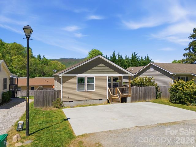 9 Half Moon Drive, Swannanoa, NC 28778