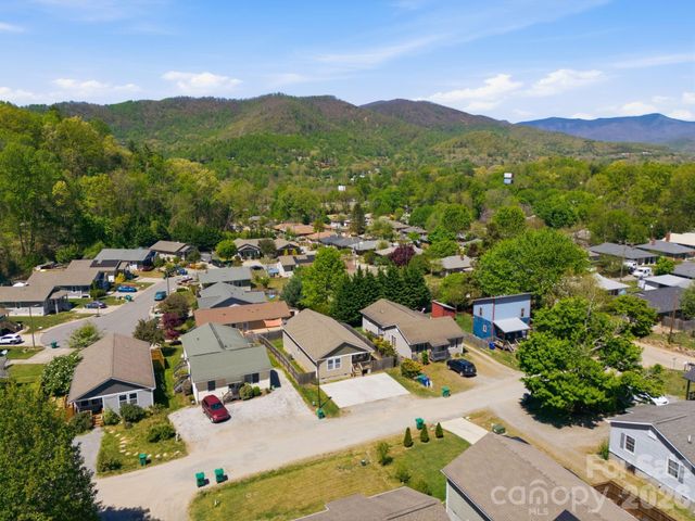 9 Half Moon Drive, Swannanoa, NC 28778