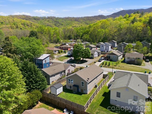9 Half Moon Drive, Swannanoa, NC 28778