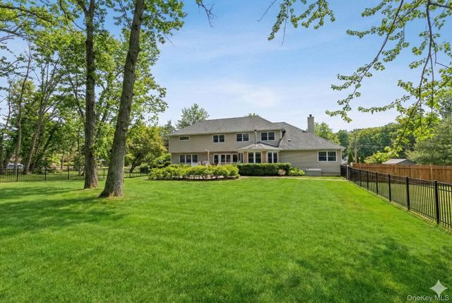 9 Mariners Court, Centerport, NY 11721