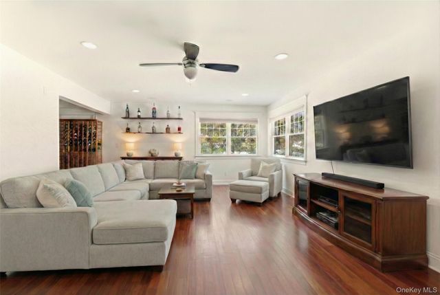 9 Mariners Court, Centerport, NY 11721