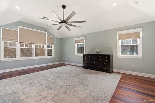 9 Mariners Court, Centerport, NY 11721