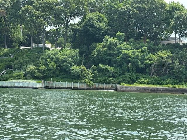 9 Mariners Court, Centerport, NY 11721