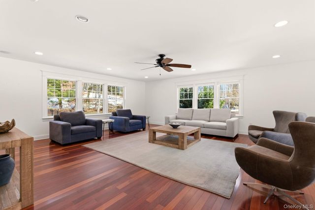 9 Mariners Court, Centerport, NY 11721