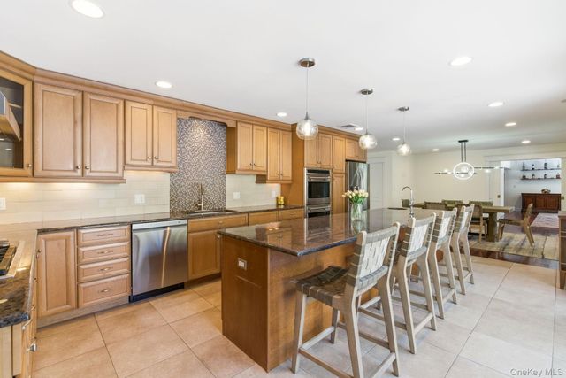 9 Mariners Court, Centerport, NY 11721