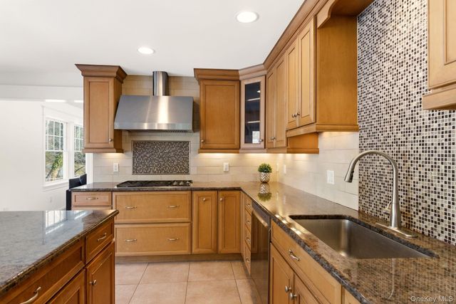 9 Mariners Court, Centerport, NY 11721