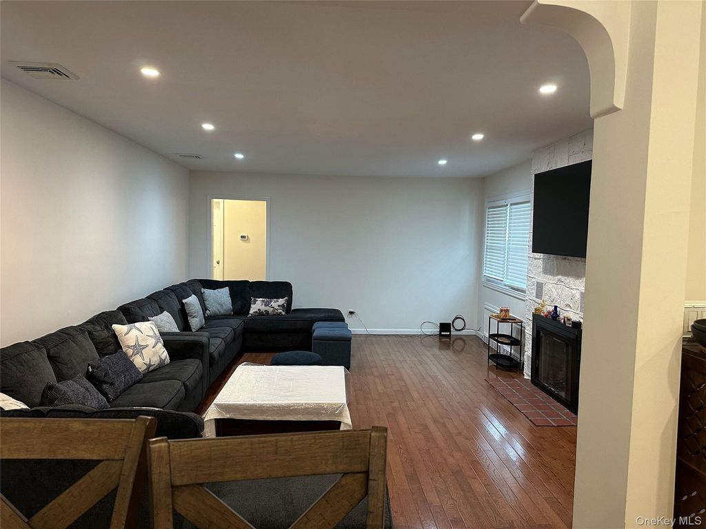 1385 Gardiner Drive, Bay Shore, NY 11706 — photo 4
