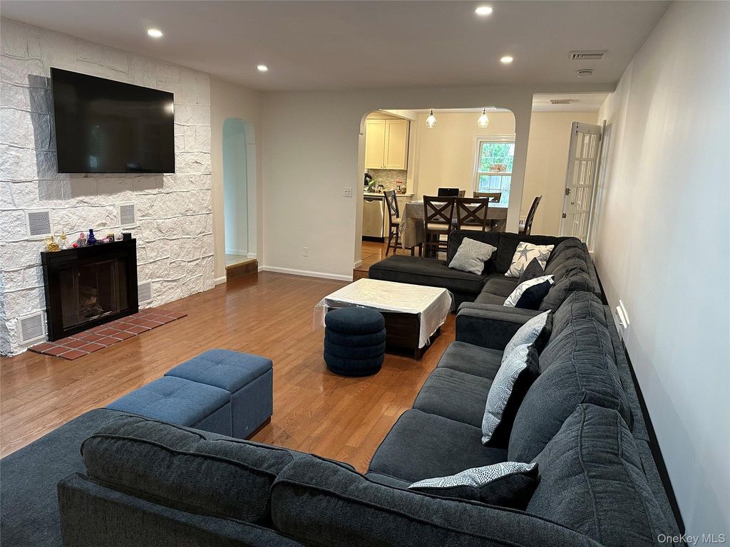 1385 Gardiner Drive, Bay Shore, NY 11706 — photo 5