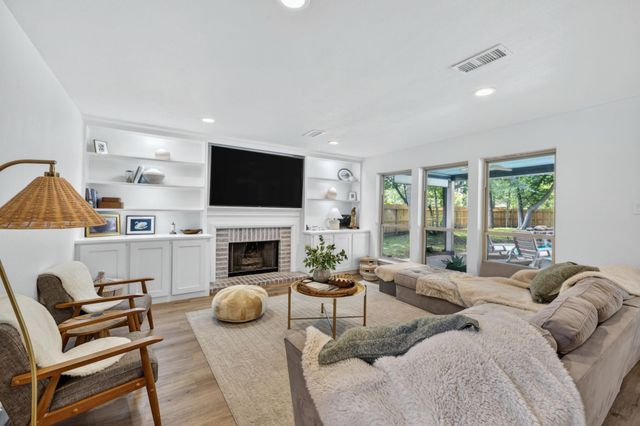 129 N Rainbow Ridge Circle, The Woodlands, TX 77381