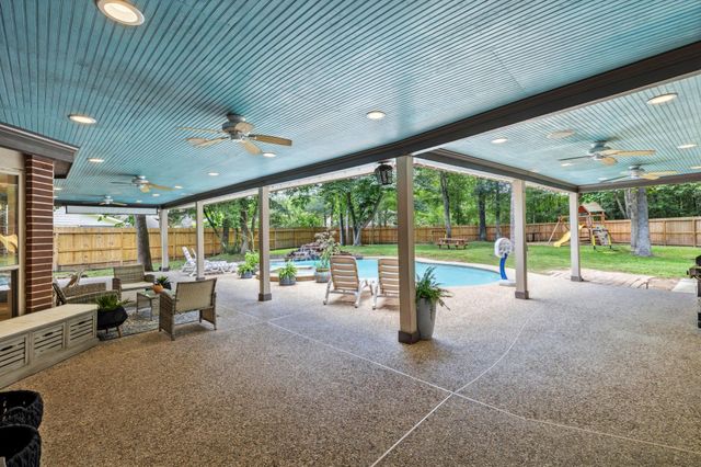 129 N Rainbow Ridge Circle, The Woodlands, TX 77381