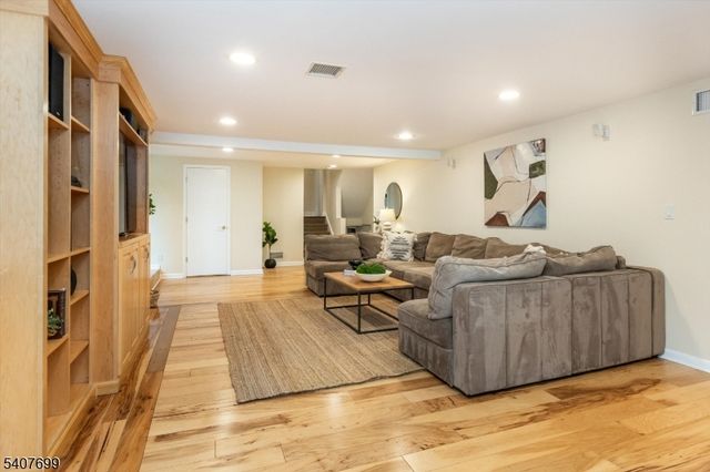 13 Blackstone Dr, Livingston Twp., NJ 07039