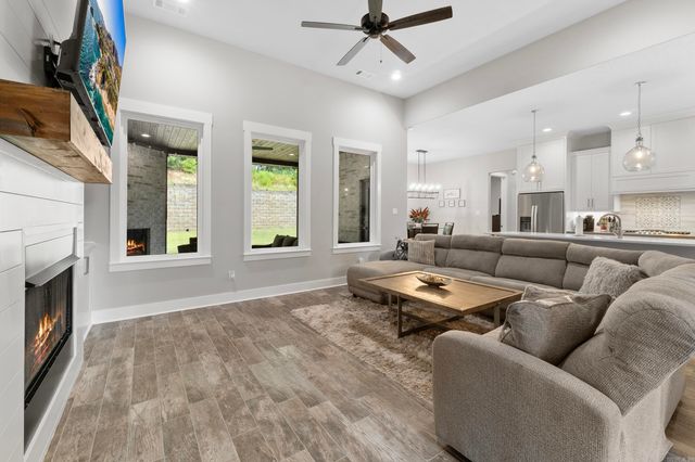 7717 S Shoreline Blvd., Benton, AR 72019