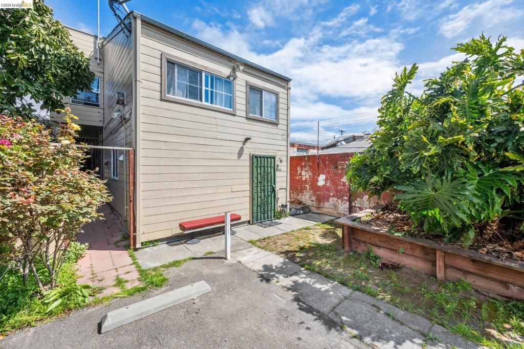 Image 2 of property listing at 1820 International Blvd, Oakland, CA 94606