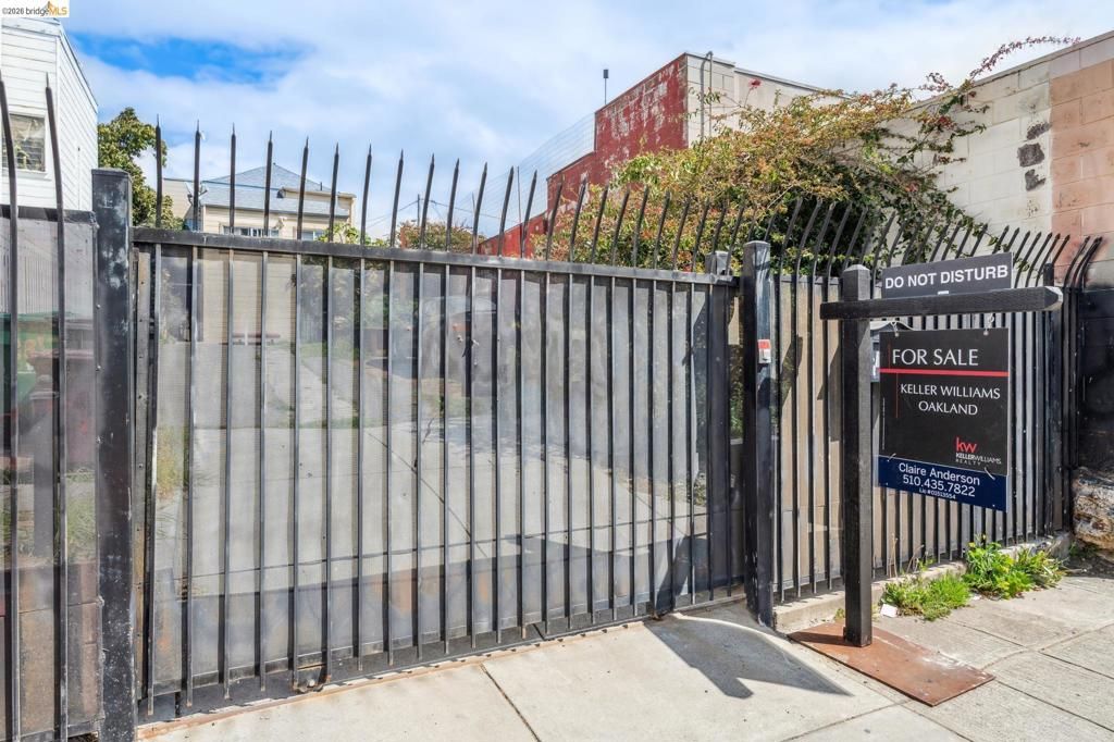 Image 4 of property listing at 1820 International Blvd, Oakland, CA 94606