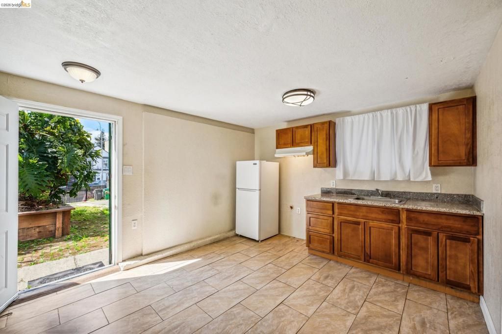 Image 6 of property listing at 1820 International Blvd, Oakland, CA 94606