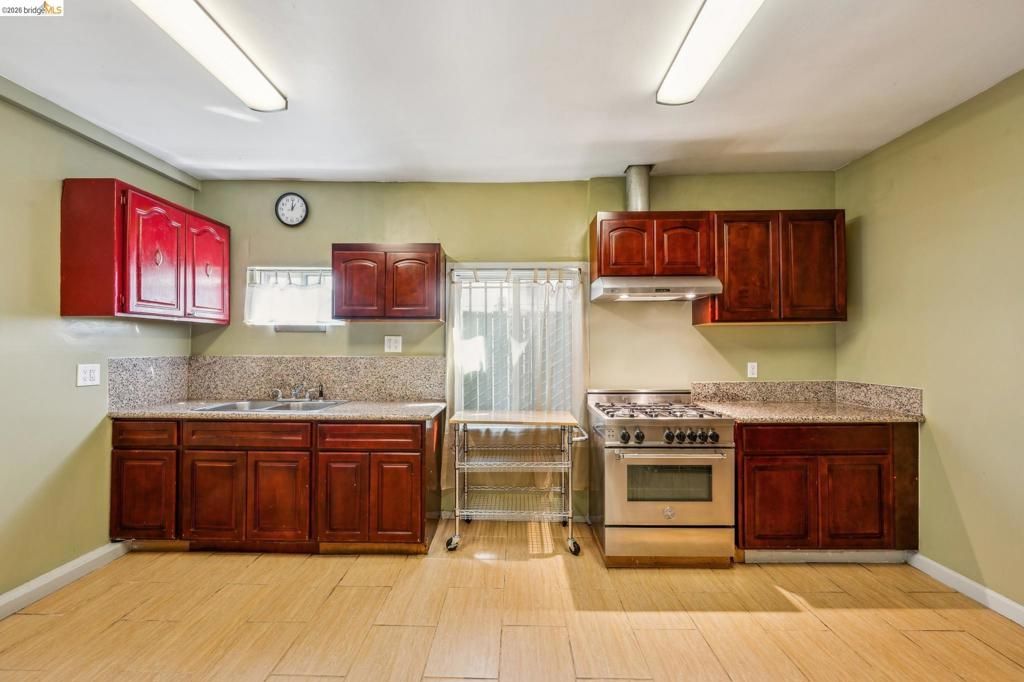 Image 7 of property listing at 1820 International Blvd, Oakland, CA 94606
