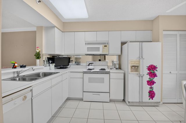 14096 HUNTINGTON POINTE Drive 309, Delray Beach, FL 33484