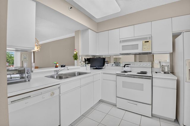 14096 HUNTINGTON POINTE Drive 309, Delray Beach, FL 33484