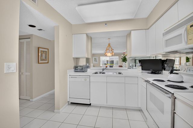 14096 HUNTINGTON POINTE Drive 309, Delray Beach, FL 33484