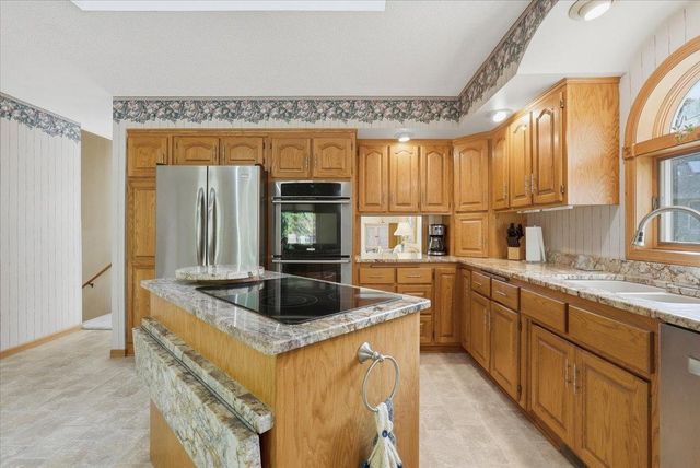 1579 Mary Street N, Maplewood, MN 55119