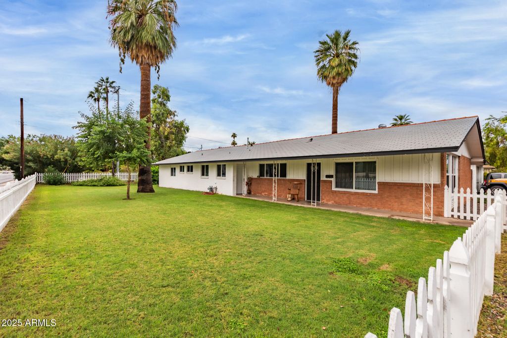 328 E BETHANY HOME Road, Phoenix, AZ 85012