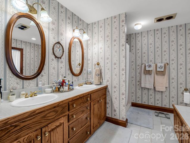 15 Ravenwood Drive, Fletcher, NC 28732