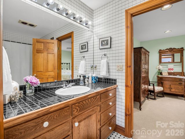 15 Ravenwood Drive, Fletcher, NC 28732