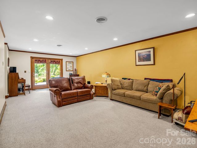 15 Ravenwood Drive, Fletcher, NC 28732
