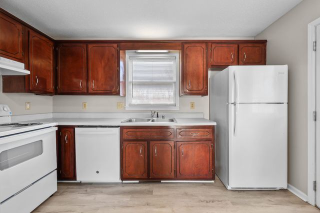 306 Alan Ct, Oak Grove, KY 42262