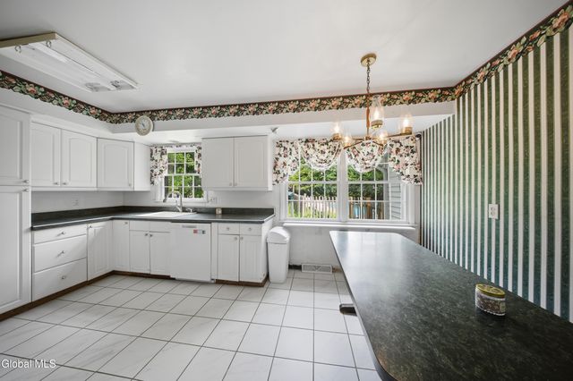 60 Thorndale Road, Bethlehem, NY 12159