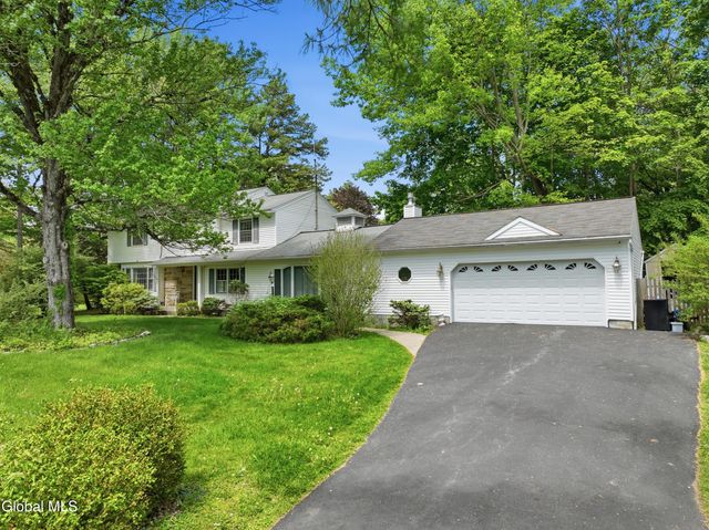 60 Thorndale Road, Bethlehem, NY 12159