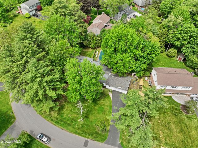 60 Thorndale Road, Bethlehem, NY 12159