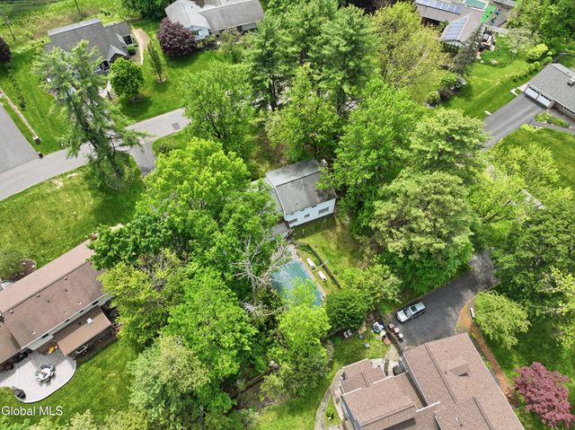60 Thorndale Road, Bethlehem, NY 12159