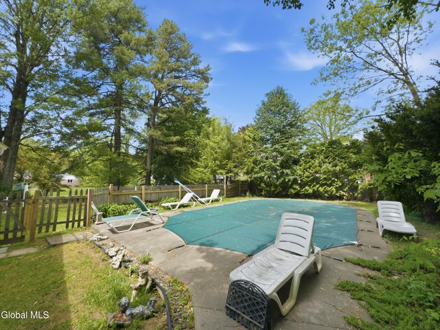 60 Thorndale Road, Bethlehem, NY 12159