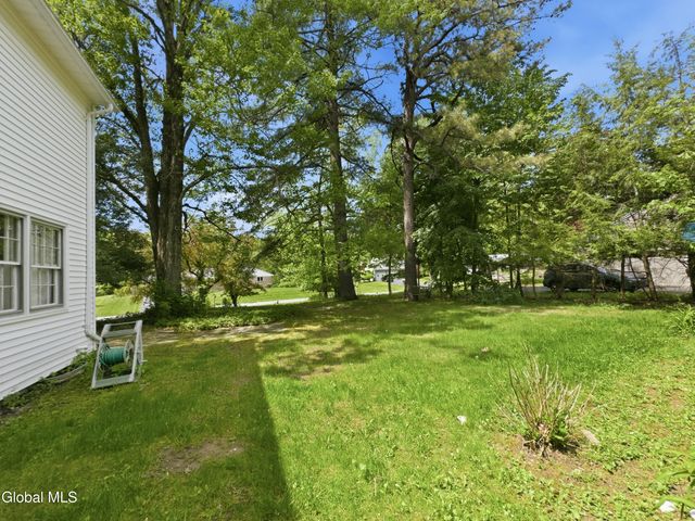 60 Thorndale Road, Bethlehem, NY 12159