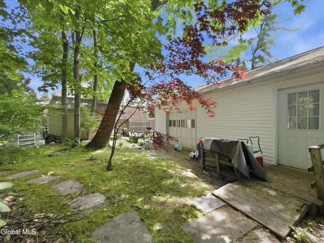 60 Thorndale Road, Bethlehem, NY 12159