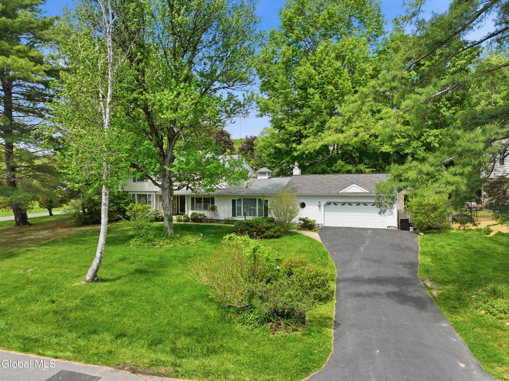 60 Thorndale Road, Bethlehem, NY 12159