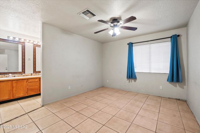 4703 W Gatehinge Court, Tucson, AZ 85741