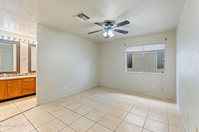 4703 W Gatehinge Court, Tucson, AZ 85741