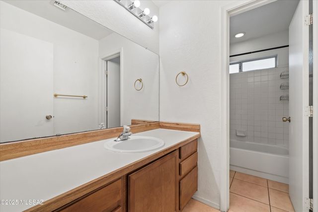 4703 W Gatehinge Court, Tucson, AZ 85741